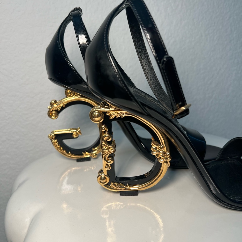 Dolce & Gabbana Black Patent Leather sandals with baroque DG detail - Picture 5 of 17